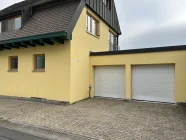 Doppelgarage und Stellplätze vor dem Haus