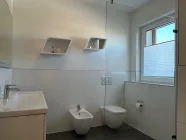 Badezimmer mit Tageslicht, WC, Bidet und ...