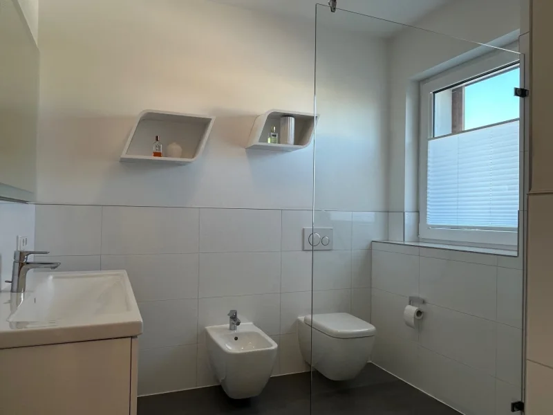 Badezimmer mit Tageslicht, WC, Bidet und ...