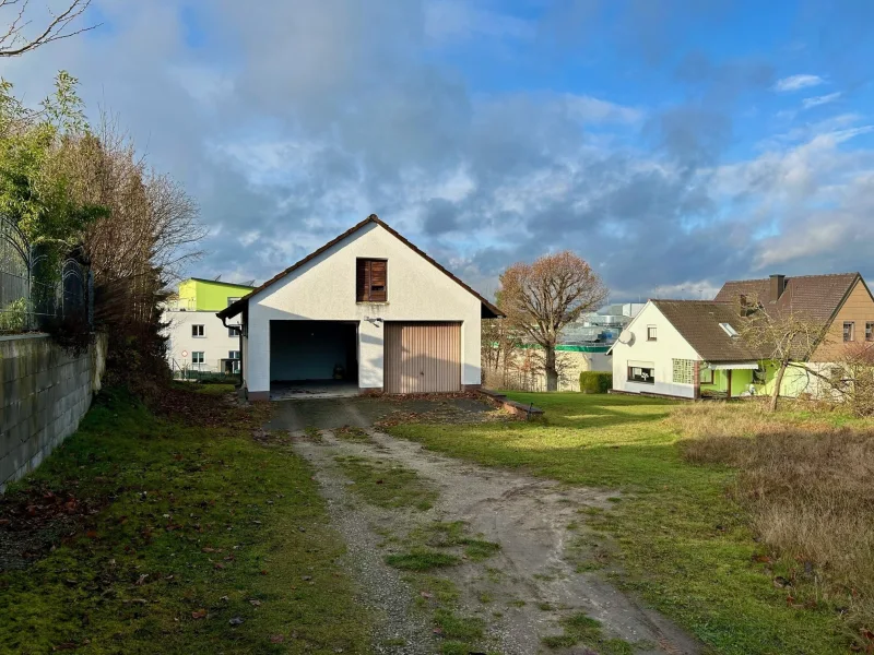 Grundstückszufahrt mit Doppelgarage