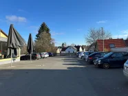 Parkplatz Südseite mit vermieteten Parkflächen