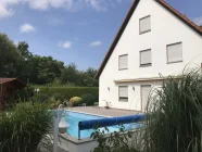 Südansicht Pool und Terrassenbereich