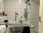 Bad (ausgestattet mit Badewanne, Dusche und Waschmaschinenanschluss)