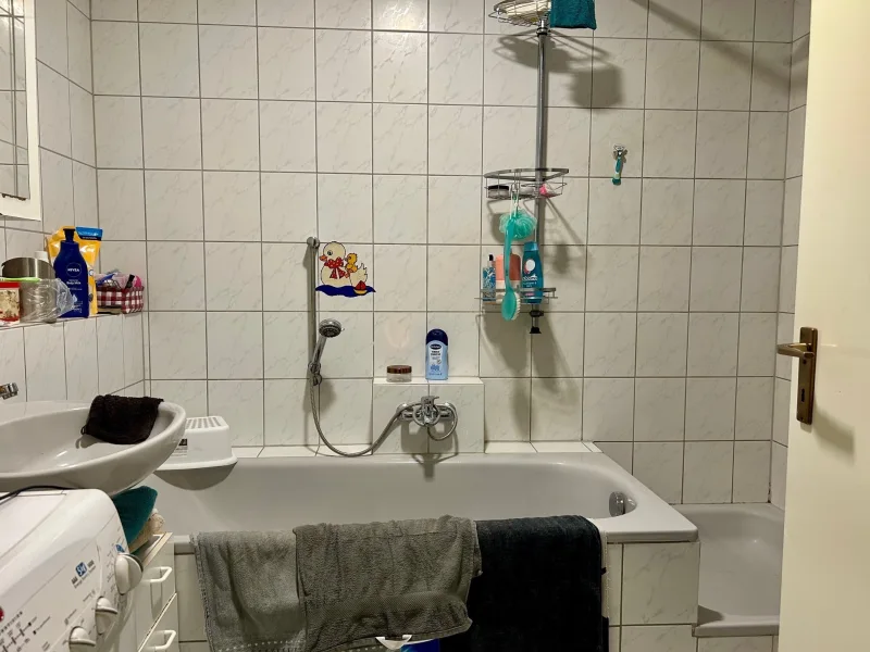 Bad (ausgestattet mit Badewanne, Dusche und Waschmaschinenanschluss)