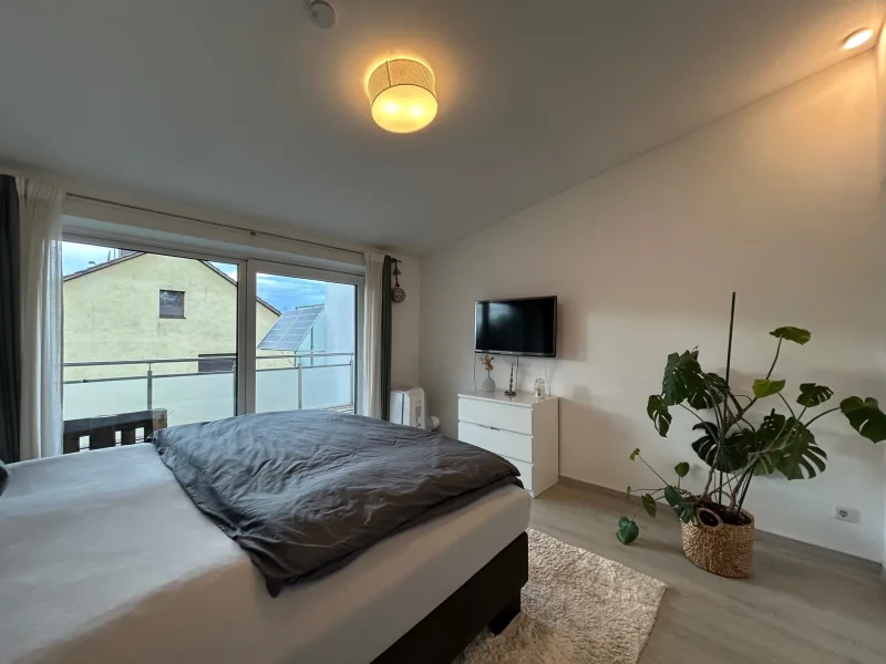 Schlafzimmer im OG mit Zugang zum Balkon