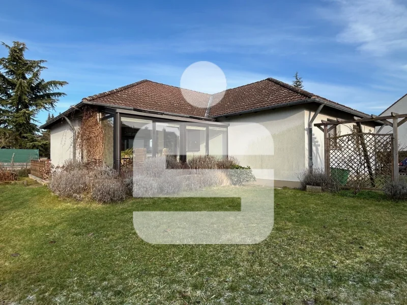 Titelbild - Haus kaufen in Herzogenaurach - Viel Platz für die ganze Familie!...Winkelbungalow in Herzogenaurach