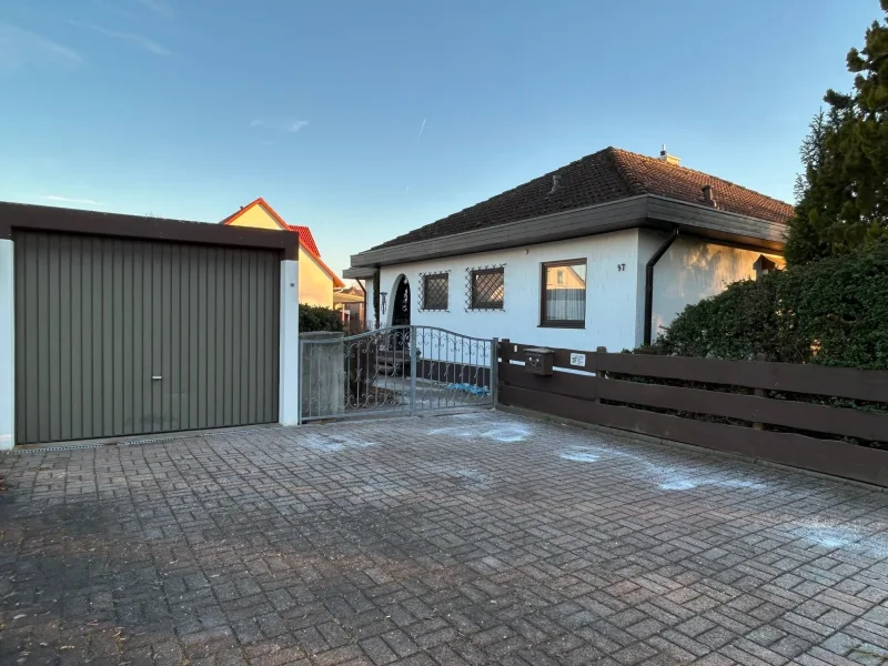 Garage mit Blick auf den Hauseingang