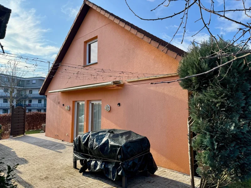 großzügige Terrasse mit Markise (ca. 32 m²)