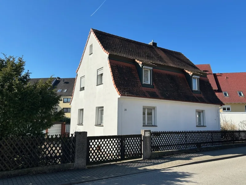 Titelbild - Haus kaufen in Erlangen - freistehendes EFH mitten in ER-Tennenlohe...machen Sie etwas Schönes daraus 