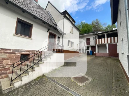 Ansicht Hof - Haus kaufen in Elfershausen - Renovierungsbedürftiges Einfamilienhaus in Trimberg an der Saale 