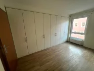 raumhoher Einbauschrank vorhanden