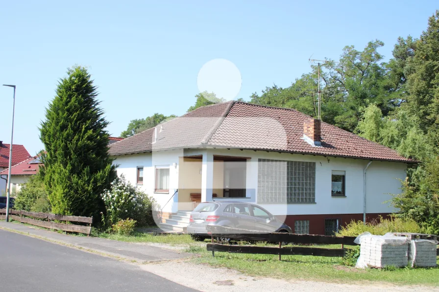 Außenansicht - Haus kaufen in Oberthulba - Einfamilienhaus mit Einliegerwohnung und schönem Garten in Oberthulba-Schlimpfhof