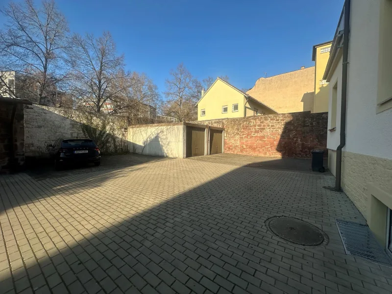 Stellplatz & Garage (Anmietung auf Wunsch möglich)