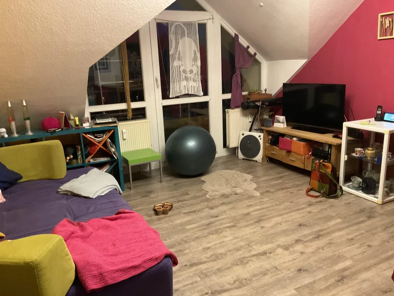 Wohnzimmer mit Zugang zum Balkon