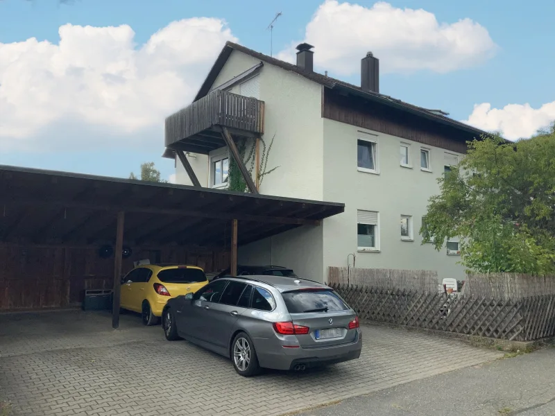 Objektansicht mit Carport - Zinshaus/Renditeobjekt kaufen in Schwarzenbach - Mehrfamilienhaus in Schwarzenbach bei Pressath