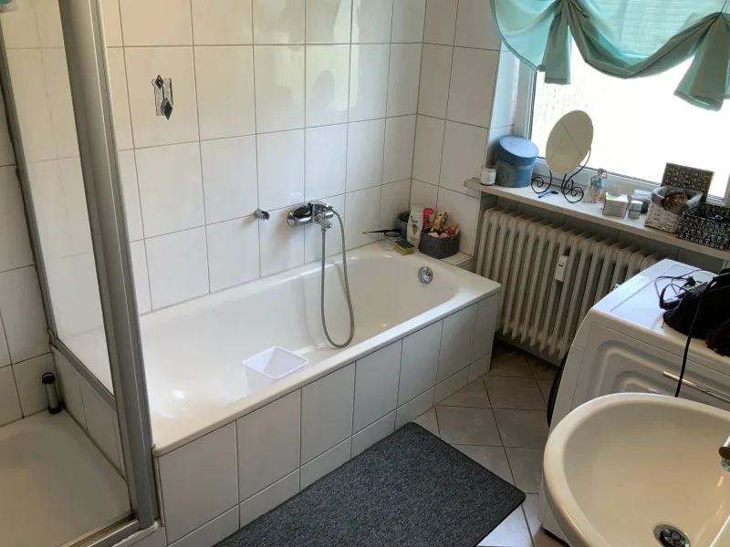 Badezimmer mit Wanne und Dusche Obergeschoss