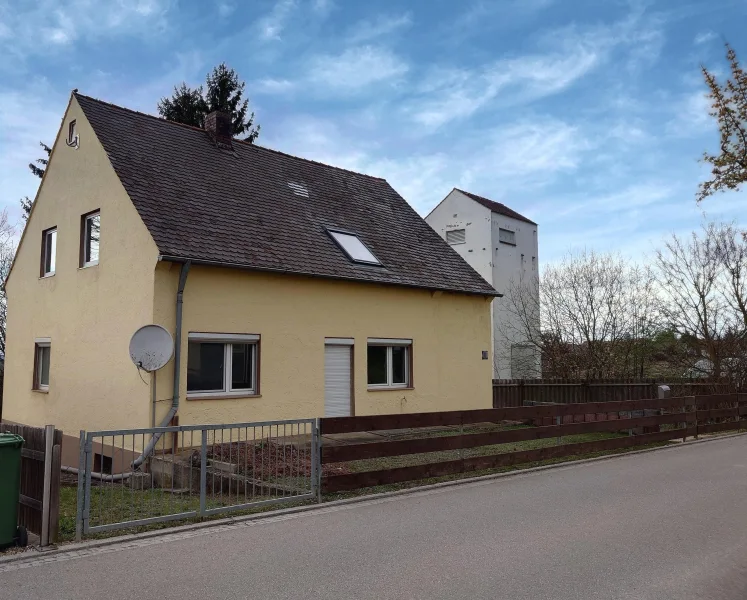 Außenansicht - Haus kaufen in Regensburg - leerstehendes Zweifamilienhaus in Regensburg