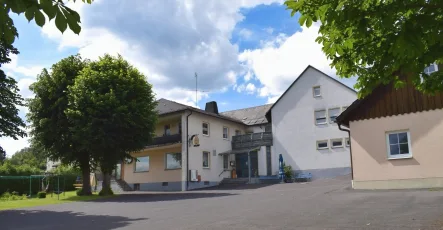 Außenansicht - Haus kaufen in Neusorg - Zweifamilienhaus inklusive Gaststätte, Laden und Metzgerei