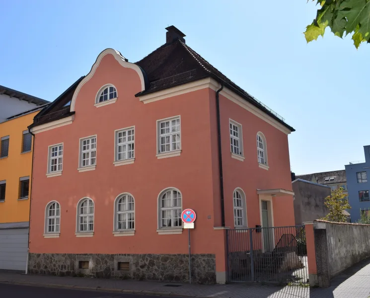 Außenansicht - Haus kaufen in Weiden - Großzügiges Einfamilienhaus in Weidner Stadtlage