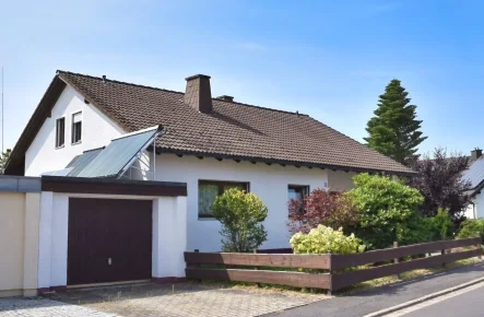 Außenansicht mit Garage inklusive PV-Anlage - Haus kaufen in Ebnath - Einfamilienhaus mit Einliegerwohnung in idyllischer Hanglage in Ebnath