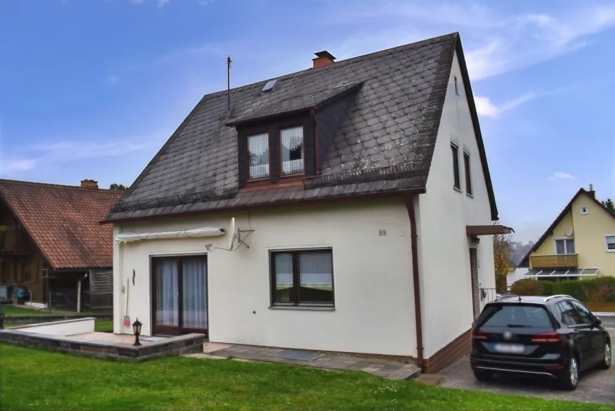 Außenansicht  - Haus kaufen in Marktredwitz - Freistehendes Einfamilienhaus mit Garten und sonniger Terrasse