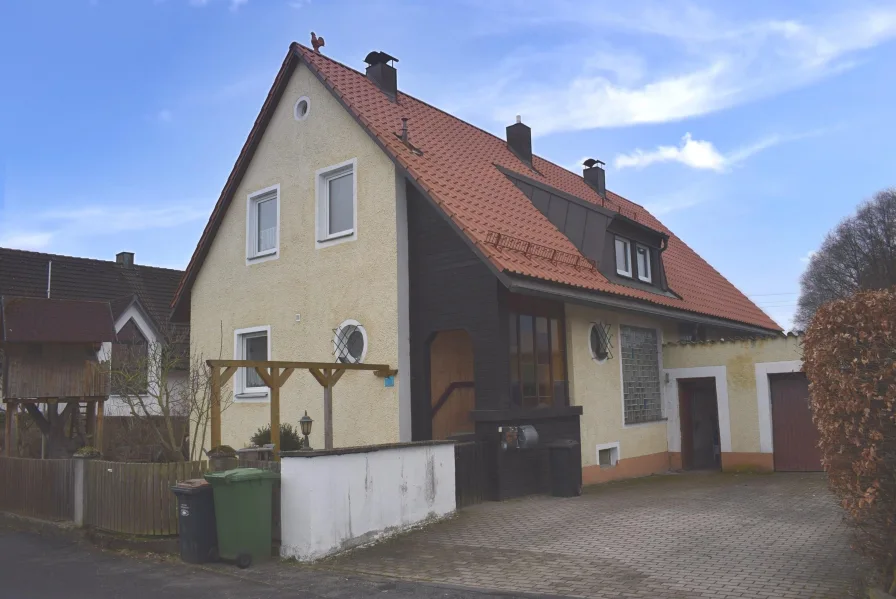 Außenansicht - Haus kaufen in Wiesau - Gepflegtes Zweifamilienhaus in Schönhaid bei Wiesau