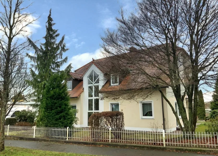 Außenansicht - Haus kaufen in Pirk - Seltene Gelegenheit - hochwertiges und gepflegtes Einfamilienhaus auf Erbpacht