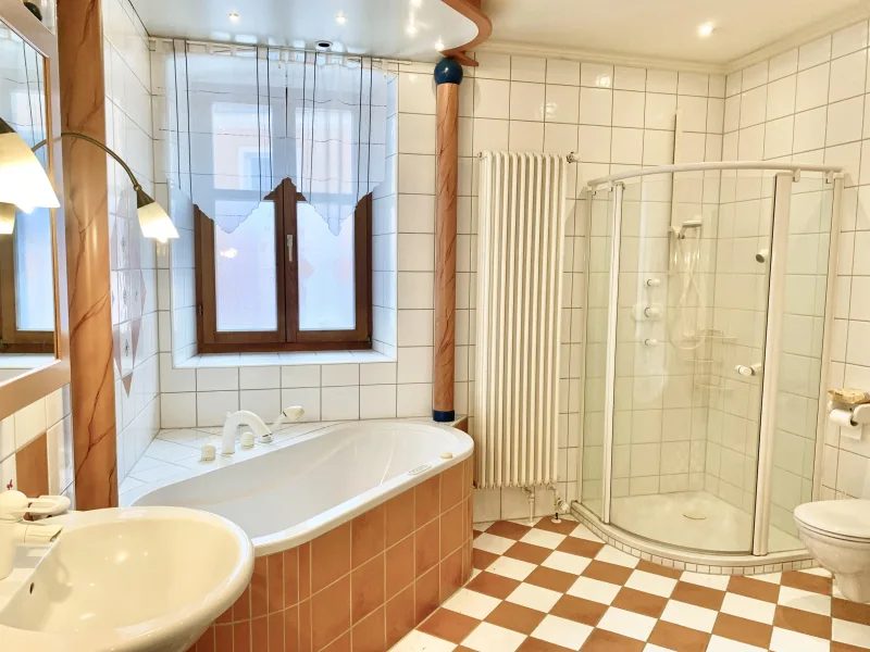 Badezimmer mit Dusche und Wanne