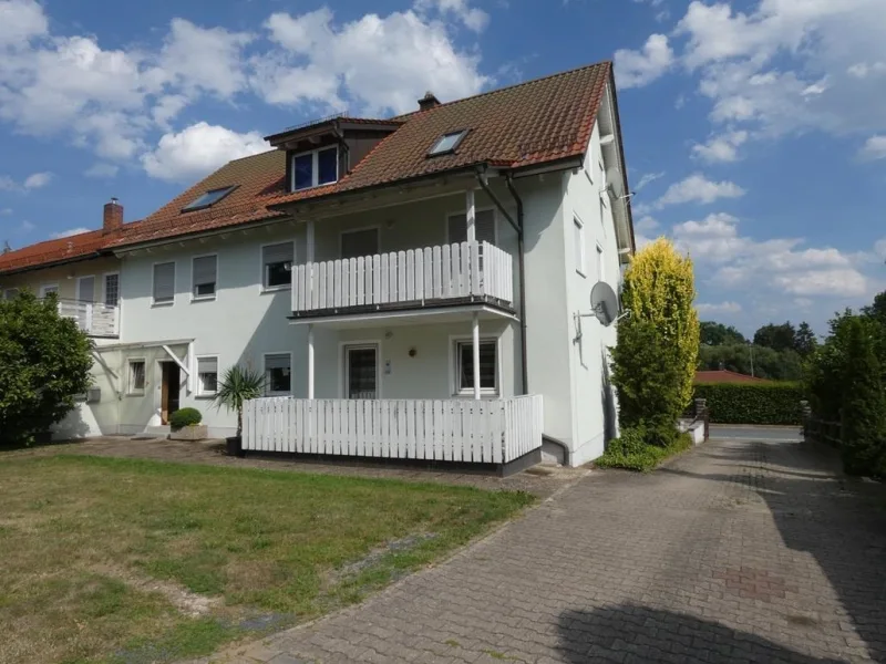 Zweifmilienhaus mit gepflasterter Einfahrt - Haus kaufen in Grafenwöhr - Modernes Wohnen in Grafenwöhr: Stilvolle Doppelhaushälfte (2 Wohnungen) mit zeitgemäßem Komfort