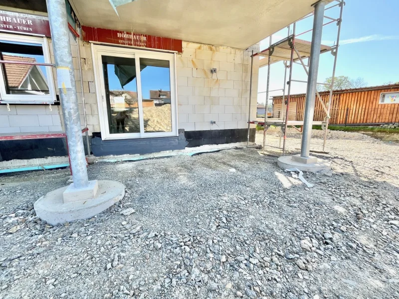 Terrasse mit eigenem Gartenanteil - Wohnung kaufen in Eslarn - Klimafreundlicher Neubau eines Wohn- und Geschäftshauses in Eslarn 