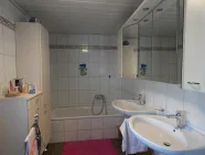 Großes Bad mit Wanne