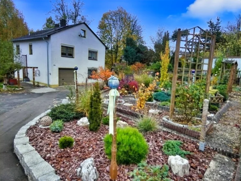 Hausansicht - Haus kaufen in Erbendorf - Charmantes Wohnhaus mit Potenzial für Gewerbenutzung 