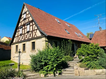 Ansicht des Fachwerkhauses - Haus kaufen in Riedbach - *IM PREIS REDUZIERT* Unikat in den Haßbergen! Ehemaliger Gutshof mit 2 Häusern und Nebengebäuden auf ca. 2.400m² Grund!