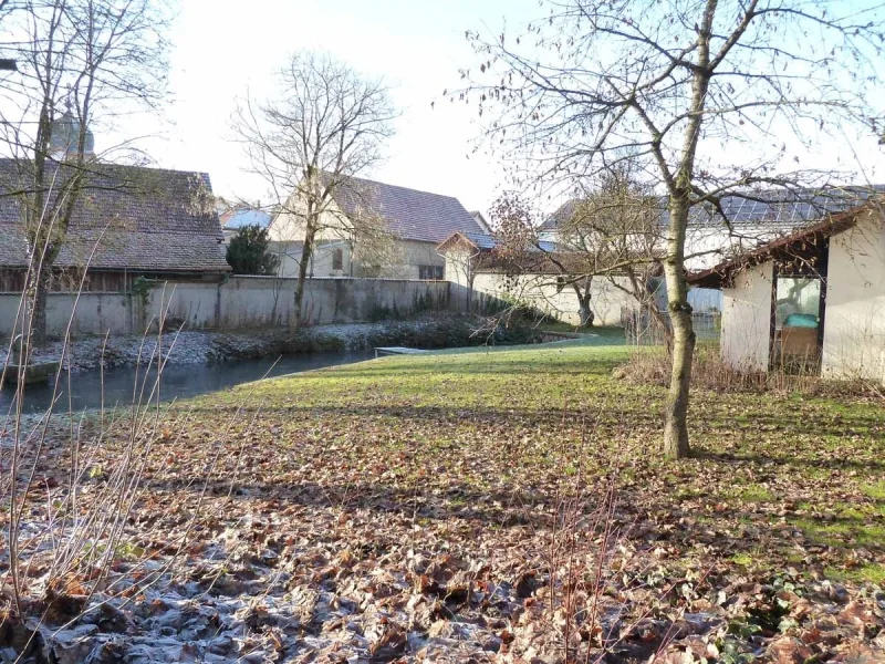 Gartenansicht mit See im Winter