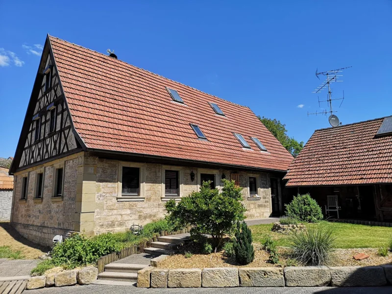 Ansicht des Steinhauses mit Fachwerk von Süden