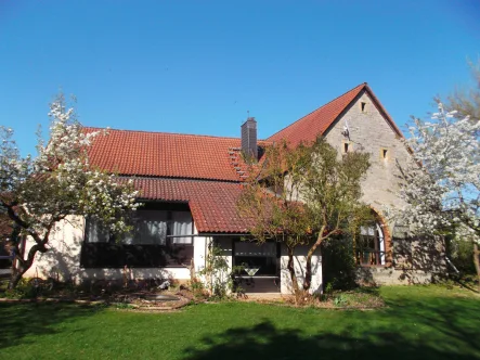 Ansicht des großen Hauses von Südwesten - Gastgewerbe/Hotel kaufen in Riedbach - Unikat in den Haßbergen! Ehemaliger Gutshof mit 2 Häusern und Nebengebäuden auf ca. 2.400m² Grund!