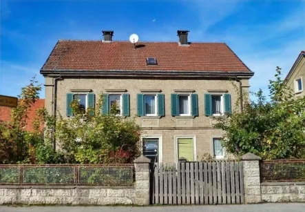 Straßenansicht mit Vorgarten - Haus kaufen in Sand - PREISSENKUNG! Charmantes Sandsteinhaus mit Nebengebäuden, Garagen und Garten, ca. 600m² Wohn- u. Nutzfl., Grund 1.161m²!