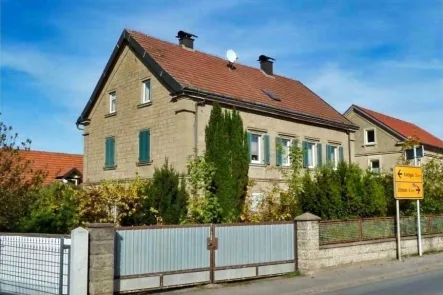 Südwestansicht mit Toranlage und Zufahrt - Haus kaufen in Sand - Charmantes, vielseitig nutzbares Anwesen mit Nebengebäuden, Garagen und Garten, ca. 600m² Wohn- u. Nutzfl., Grund 1.161m²!