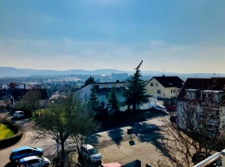 Grandioser Ausblick vom Balkon über Zeil bis hin zum Steigerwald - Wohnung kaufen in Zeil - Grandioser Weitblick... Exklusive 3 Zimmer-Studiowohnung mit vielen Extras, u.a. Galerie, Wohnfl. 86m² + 25m² im Spitzboden!