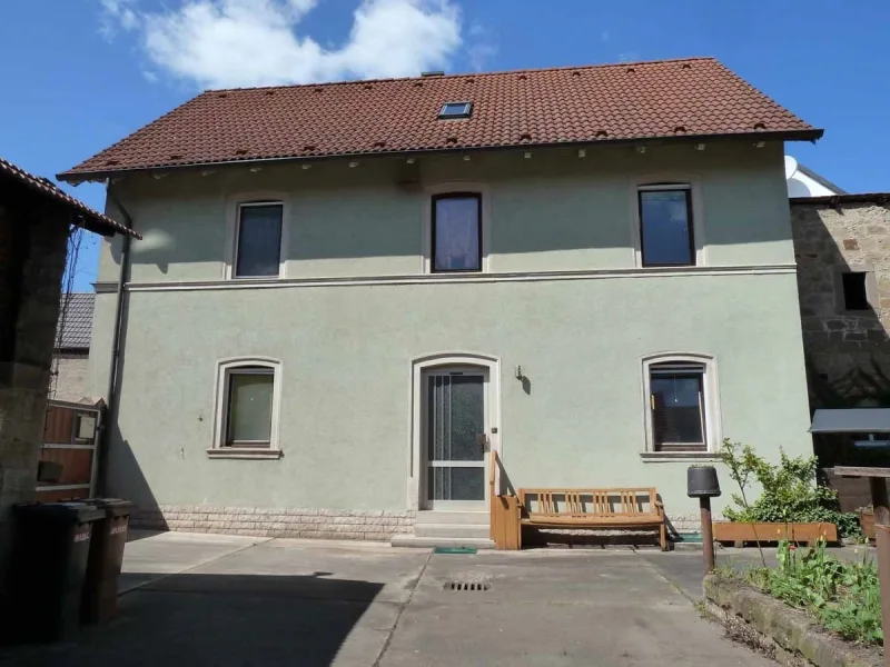 Südwestansicht (Hofseite) - Haus kaufen in Zeil - Zentral gelegenes 2-Fam.-Wohnhaus mit mehreren Nebengebäuden (Scheune), Hausgarten, Innenhof, Grund 516m², Wohnfl. 170m²!