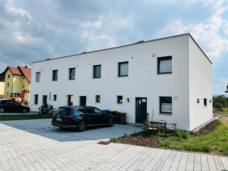 Nordansicht - Haus kaufen in Theres - Wohn(t)räume im Grünen! Erstbezug eines hellen, modernen Reihenhauses mit sonniger Terrasse, Garten und 2 Kfz-Stellplätzen!