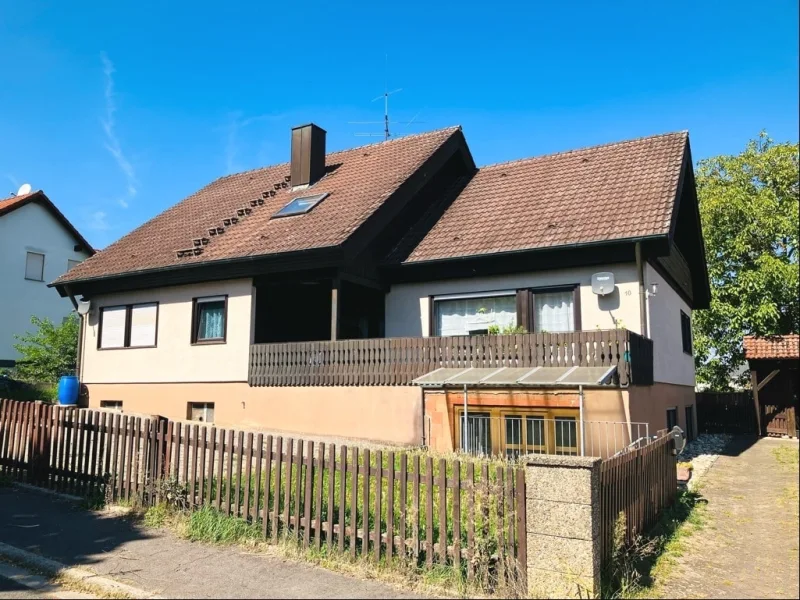 Ansicht des Hauses - Haus kaufen in Haßfurt - € 5.000,-- PREISVORTEIL BEIM KAUF IM JAHR 2024! Gepflegtes 1-2 Fam.-Haus mit Doppelgarage und Carport in ruhiger Wohnlage