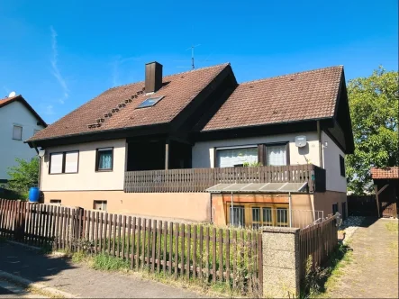 Ansicht des Hauses - Haus kaufen in Haßfurt - Sofort beziehbar! Gepflegtes 1-2 Fam.-Haus mit Doppelgarage und Carport in ruhiger Wohnlage