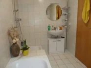 Bad mit Wanne/Dusche im Untergeschoss