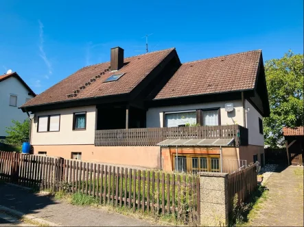 Ansicht des Hauses - Haus kaufen in Haßfurt - PREISREDUZIERUNG! Familienfreundliches Zuhause im Grünen mit enorm viel Platz & Extras, Doppelgarage und sonnigem Garten