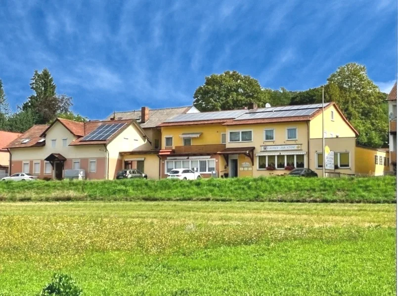 Gesamtansicht der Immobilie (Wohnen/Gastro) - Gastgewerbe/Hotel kaufen in Maroldsweisach - Direkt an der B 279 gelegener Landgasthof "Zur Sonne" mit Gästezimmer und einem sep. Wohnhaus, Grund 2.410m²!