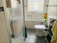 modernisiertes Tageslichtbad mit Wanne/Dusche und WC