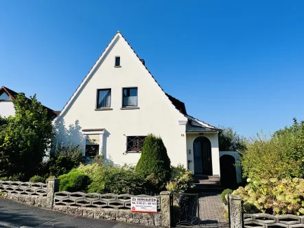 Charmantes Haus in ruhiger Lage - Haus kaufen in Ebern - Gepflegtes Ein- bis Zweifam.-Wohnhaus mit Garage und hübschem Garten, viel Platz: 7 Zimmer, Küche, 2 Bäder/WC, Grund 628m²