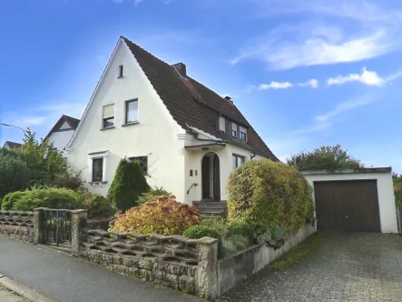 Nordostansicht mit Hof und Garage - Haus kaufen in Ebern - Gepflegtes Ein- bis Zweifam.-Wohnhaus mit Garage und hübschem Garten, viel Platz: 7 Zimmer, Küche, 2 Bäder/WC, Grund 628m²