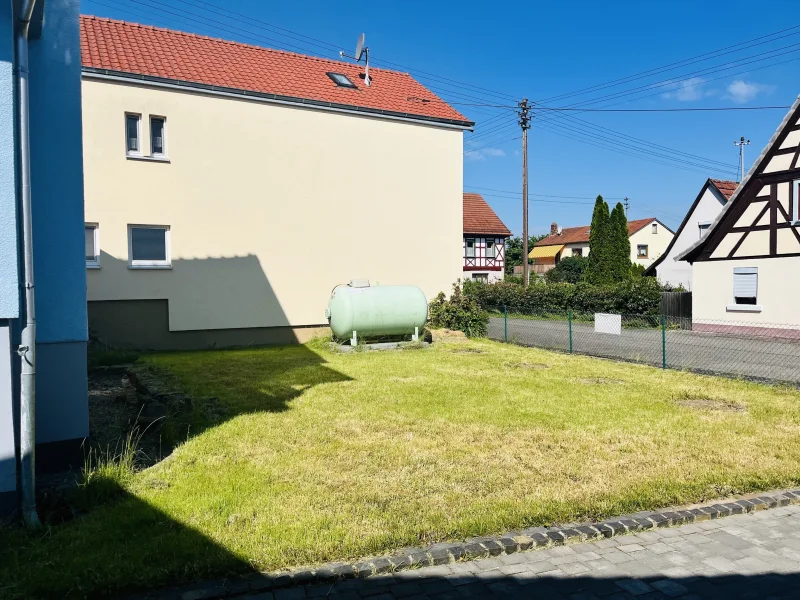 ebene Gartenfläche am Haus